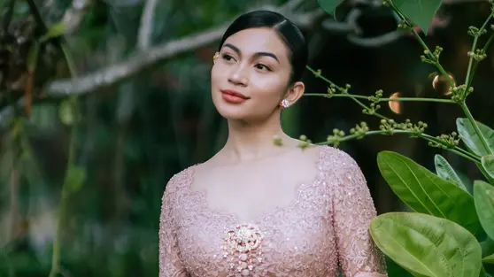 Pesona Ariel Tatum Hadiri Royal Wedding Mangkunegaran, Berbalut Kebaya Rangkai Mawar