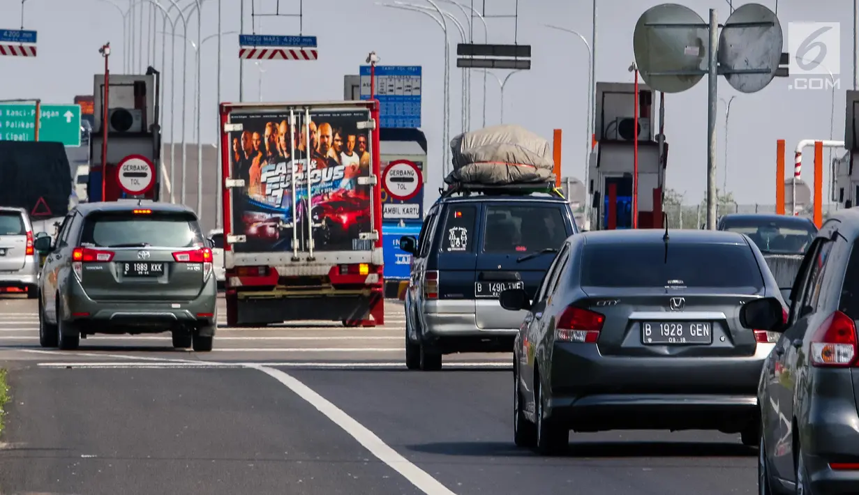 Kendaraan roda empat melaju di ruas tol Brebes Timur, Jawa Tengah, Sabtu (1/7). Memasuki H+6, volume kendaraan arus balik yang melewati jalan tol Brebes Timur-Palimanan dari arah Jawa Tengah menuju Jakarta terpantau meningkat. (Liputan6.com/Faizal Fanani)