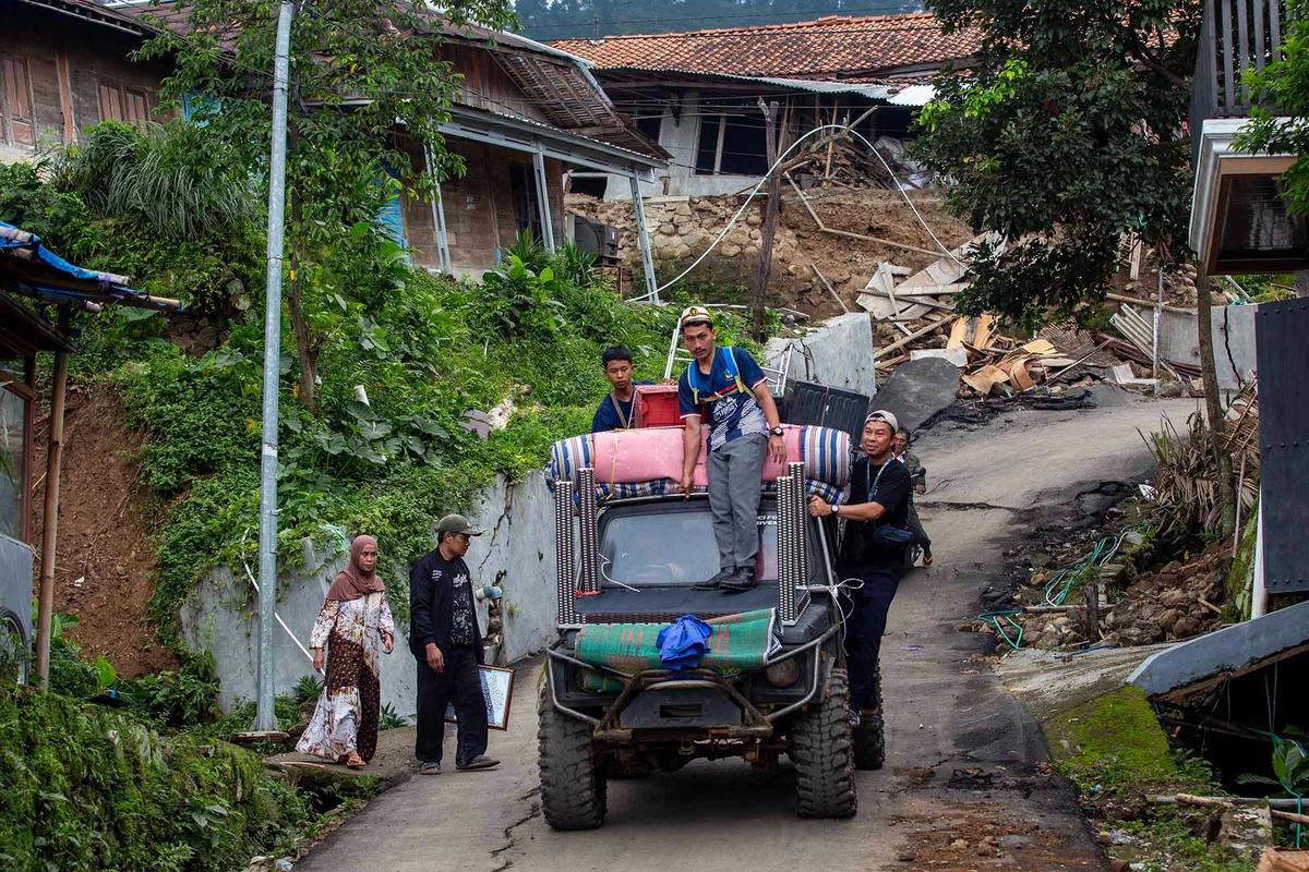 FOTO: Ribuan Warga Padasari Mengungsi Akibat Tanah Bergerak