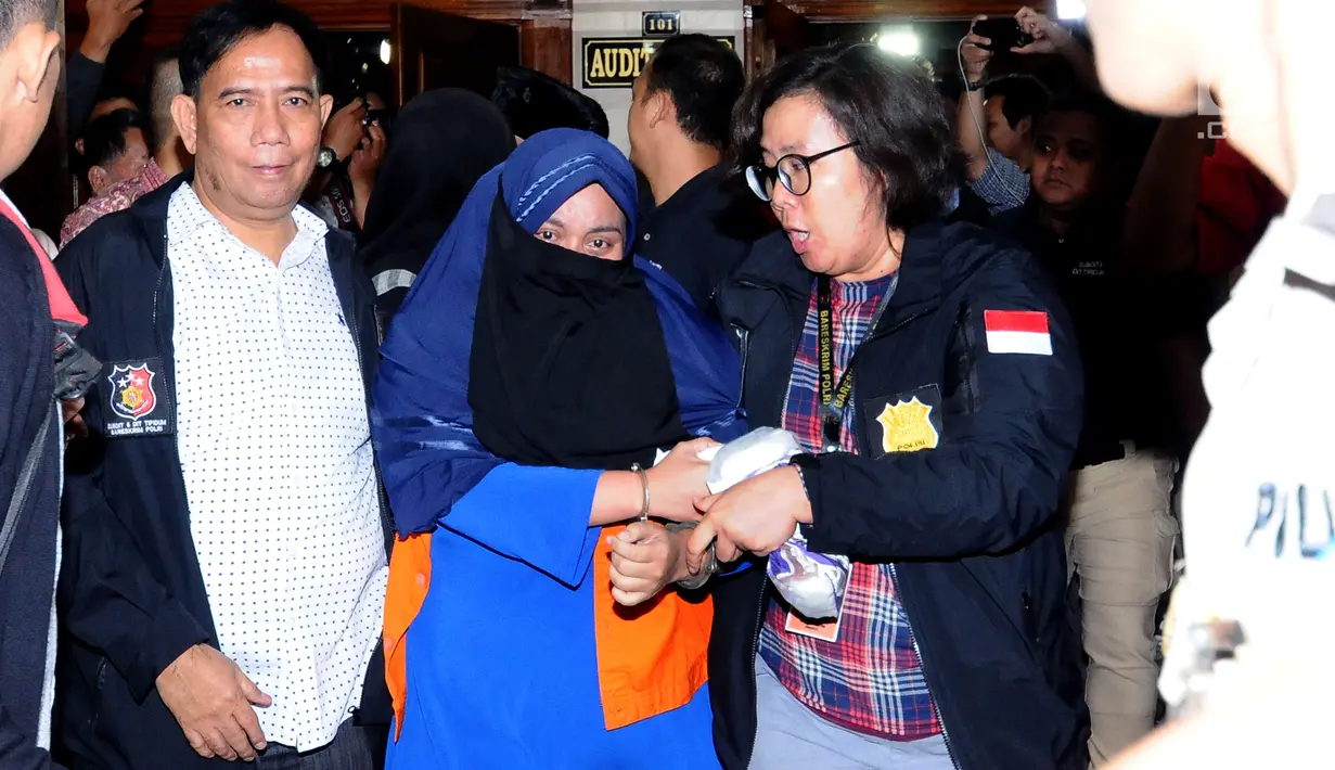 Tersangka kasus penipuan calon jemaah umroh, Anniesa Hasibuan digiring polisi usai rilis di Bareskrim Mabes Polri, Jakarta, Selasa (22/8). Hingga kini, polisi telah menetapkan tiga tersangka kasus tersebut. (Liputan6.com/Helmi Fithriansyah)