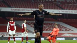 Striker Manchester City, Gabriel Jesus, melakukan selebrasi usai mencetak gol pertama timnya ke gawang Arsenal dalam laga perempatfinal Piala Liga Inggris Carabao Cup di Emirates Stadium, London, Selasa (22/12/2020). Manchester City menang 4-1 atas Arsenal. (AFP/Adrian Dennis)
