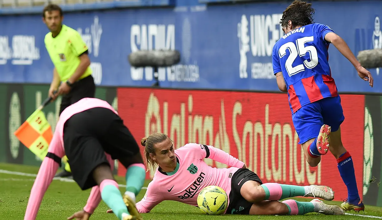 Penyerang Barcelona, Antoine Griezmann, berusaha menghadang gelandang Eibar, Bryan Gil, pada laga Liga Spanyol di Stadion Ipurua, Sabtu (23/5/2021). Barcelona menang dengan skor 1-0. (AFP/Ander Gillenea)