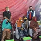 Mendapatkan pantauan langsung Kapolda Jabar Irjen Pol Suntana, pelaksanan vaksinasi di Kompleks Gedung Islamic Center (IC) Kabupaten Tasikmalaya berlangsung meriah. (Liputan6.com/Jayadi Supriadin)