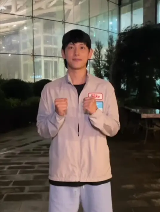 <p>Aktor Im Siwan juga menerima tantangan dari Won Hee Jo untuk melakukan Ice Bucket Challenge. "Mari bergabung dengan kami untuk membangun Rumah Sakit Perawatan Lugeric pertama di Korea," tulisnya di Instagram. (Foto: Instagram/ yim_siwang)</p>