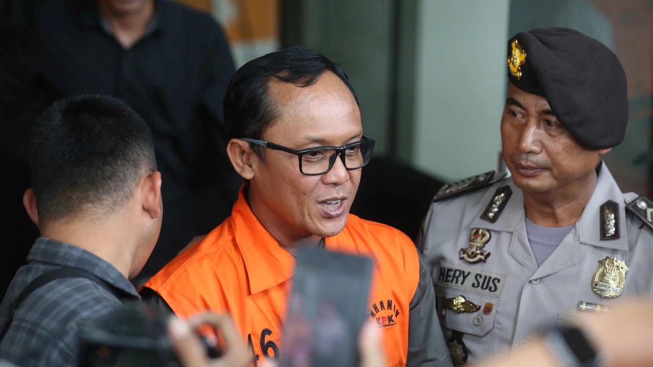 Bupati Lampung Tengah Ardito Wijaya Goda Wartawati di KPK: Kamu Cantik Hari Ini