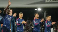 Bukayo Saka (kiri) dan sejumlah pemain Arsenal lainnya menghampiri suporter untuk berterima kasih seusai mengalahkan Fulham pada lanjutan Liga Inggris 2025/2026 di Stadion Craven Cottage, Sabtu (18/10/2025) malam WIB. (AP Photo/Kin Cheung)