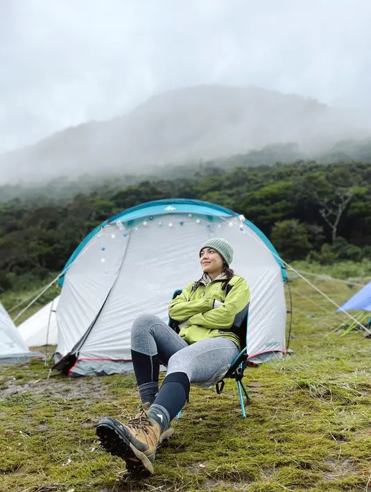 Angela Gilsha, bersantai di Gunung Gede bersama rekan-rekannya. Ia bisa menikmati udara sejuk di sana. (Foto: Instagram/@angelagilsha)