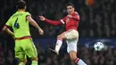 Pemain Timnas Inggris, Chris Smalling (kanan) sering dipercaya Jose Mourinho untuk memimpin timnya pada beberapa pertandingan Premier League. Smalling mungkin akan menjadi alternatif kapten pengganti Rooney.  (AFP/Paul Ellis)