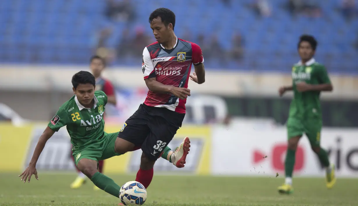 Pemain Persebaya United, Fandi Eko Utomo terjatuh saat berebut bola dengan pemain Persiba, Absor Fauzi pada laga Piala Presiden di Stadion Si Jalak Harupat, Bandung, Kamis (10/9/2015). Persebaya United berhasil menang 4-1. (Bola.com/Vitalis Yogi Trisna)