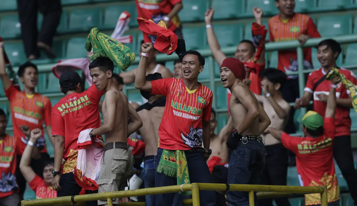 Suporter Perseru Badak Lampung FC saat melawan Bhayangkara FC pada laga Liga 1 2019 di Stadion Patriot, Bekasi, Jumat (16/8). Bhayangkara FC takluk 0-1 dari Perseru Badak Lampung FC. (Bola.com/M Iqbal Ichsan)