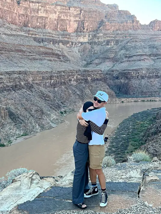 Seru-seruan bareng, akhirnya Ananda Omesh dan Dian Ayu Lestari mengunjungi salah satu tempat wisata ikonik di Amerika, yaitu Grand Canyon. Berada di Grand Canyon keduanya pun abadikan potretnya mesranya yang menuai banyak pujian dari netizen. (Liputan6.com/IG/@omeshomesh)