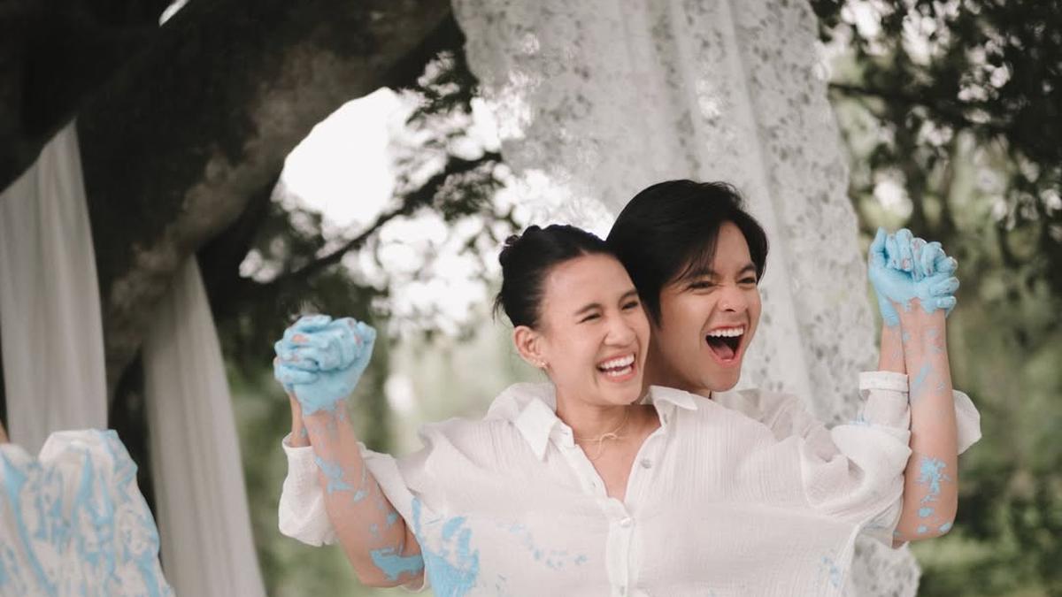 Serasi Berbusana Putih, Angga Yunanda dan Shenina Cinnamon Rayakan Calon Putra Pertama