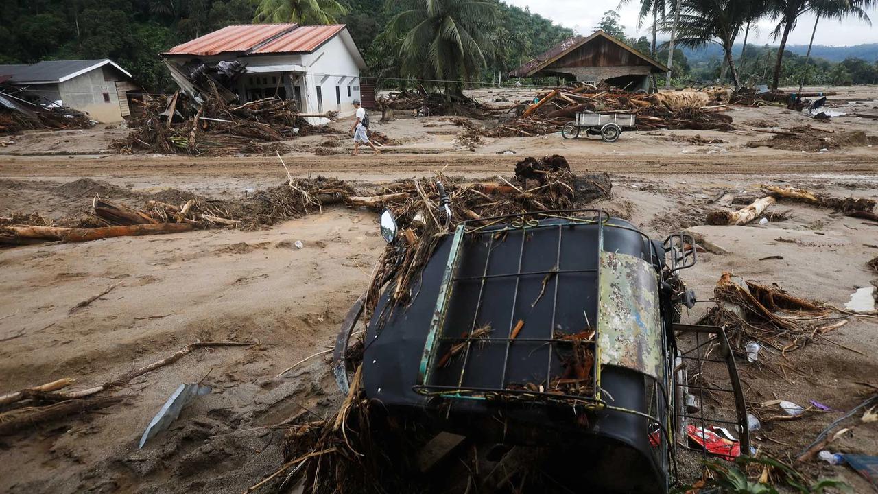 FOTO: Kerusakan Parah Akibat Banjir Bandang di Batang Toru, Tapanuli Selatan