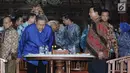 Presiden RI ke 6 Susilo Bambang Yudhoyono bersama Ketum Gerinda, Prabowo Subianto bersiap makan malam di kediaman SBY di Cikeas, Bogor, Jawa Barat, Kamis (27/7). Pertemuan membahas politik bangsa dan koalisi pilpres 2019. (Liputan6.com/Herman Zakharia)