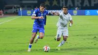Gelandang Persib Bandung, Rosebergne da Silva, dibayangi pemain Arema FC, Gabriel Silva pada lanjutan BRI Super League 2025/2026 di Stadion Gelora Bandung Lautan Api, Jumat (24/4/2026). (Bola.com/Erwin Snaz)