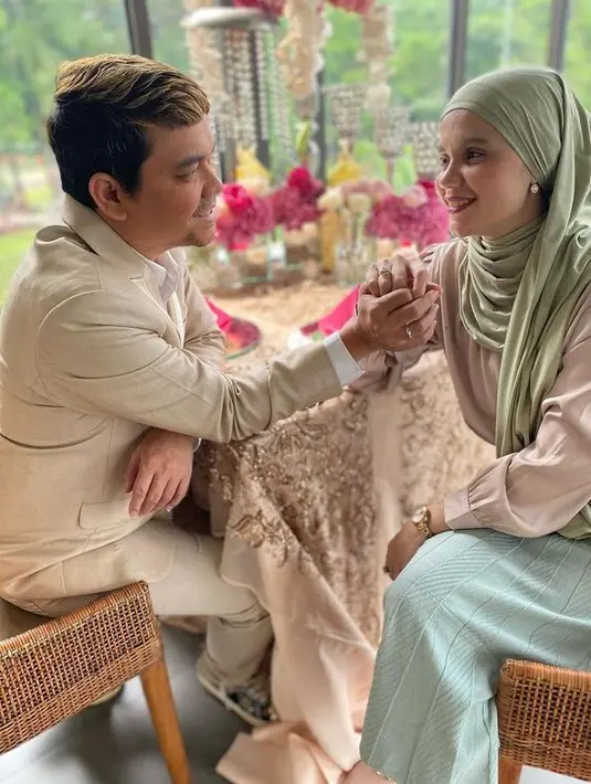 Indra Bekti dan Aldila Jelita menikah pada 10 Oktober 2010. Mereka pun dikaruniai dua buah hati, perempuan semuanya. Kini, setelah 12 tahun menikah, rumah tangga mereka diterpa isu perceraian.  Indra Bekti sebelumnya menderita pendarahan otak pada Desember 2022 lalu. Saat itu, ia harus menjalani operasi dan perawatan intensif di rumah sakit. (instagram.com/dhila_bekti)