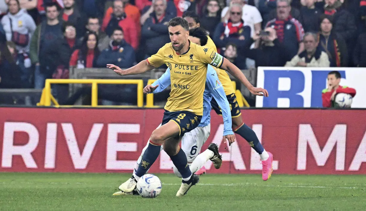 Pemain Genoa, Kevin Strootman, menggiring bola saat melawan Lazio pada laga Liga Italia di Stadion Luigi Ferraris, Sabtu (20/4/2024). (Tano Pecoraro/LaPresse via AP)