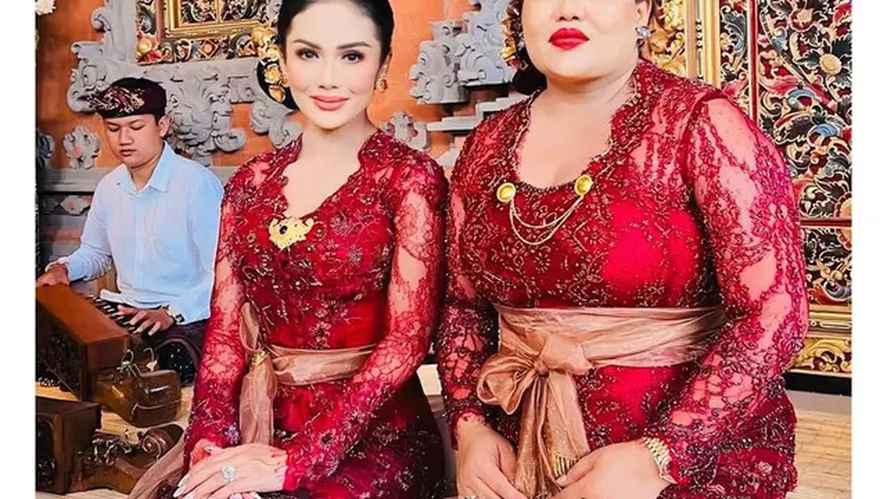 7 Pesona Krisdayanti Kenakan Kebaya Bali Brokat Merah di Nikahan Kakak Sarah Menzel