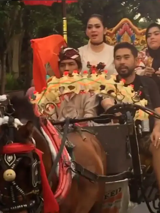 "Senangnya Keliling Kota Jembrana dan berjumpa manja dengan masyarakat Negara..Sampai berjumpa manja nanti malam....I love Bali Indonesiaku !!!," tulis Syahrini, Senin (15/8/2016) sebagai keterangan videonya. (Instagram/princessyahrini)