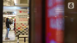 Pengunjung membeli masker dari mesin penjual otomatis (vending machine) di Senayan City, Jakarta, Jumat (6/11/2020). Penyediaan dua mesin penjual masker otomatis tersebut bertujuan memudahkan pengunjung untuk dapat membeli masker di dalam mal. (Liputan6.com/Immanuel Antonius)