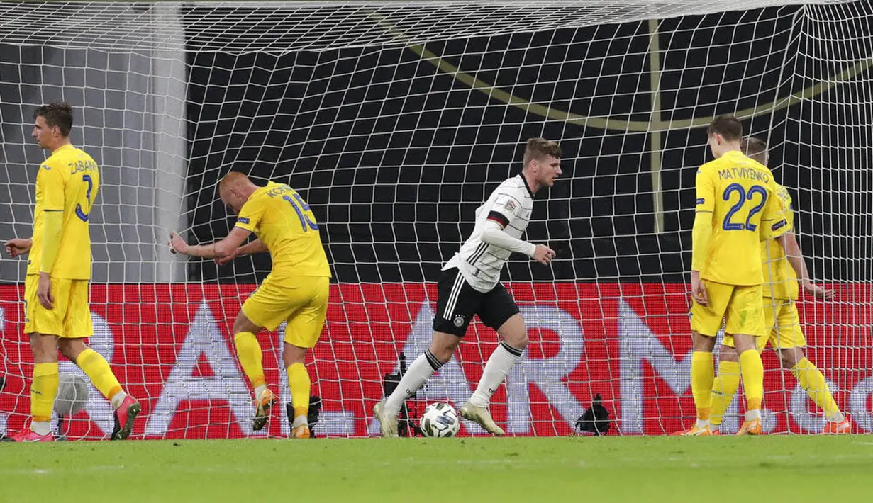 Striker Jerman, Timo Werner, mencetak gol ke gawang Ukraina pada laga UEFA Nations League di Red Bull Arena, Minggu (15/11/2020). Jerman menang dengan skor 3-1. (AP/Michael Sohn)