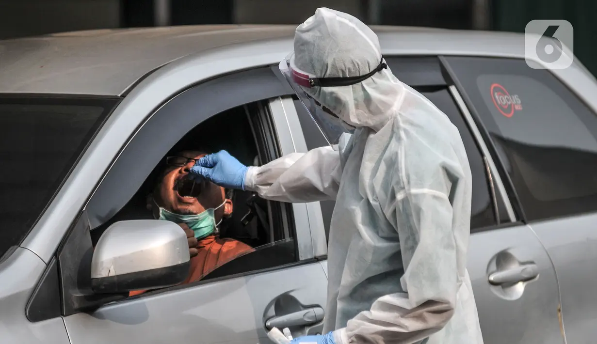 Petugas kesehatan melakukan swab test PCR pada warga di Laboratoriun GSI Cilandak, Jakarta Selatan, Rabu (18/8/2021). Pemerintah melalui Kementerian Kesehatan resmi menetapkan tarif tertinggi pemeriksaan Real Time Polymerase Chain Reaction (RT-PCR). (merdeka.com/Iqbal S. Nugroho)
