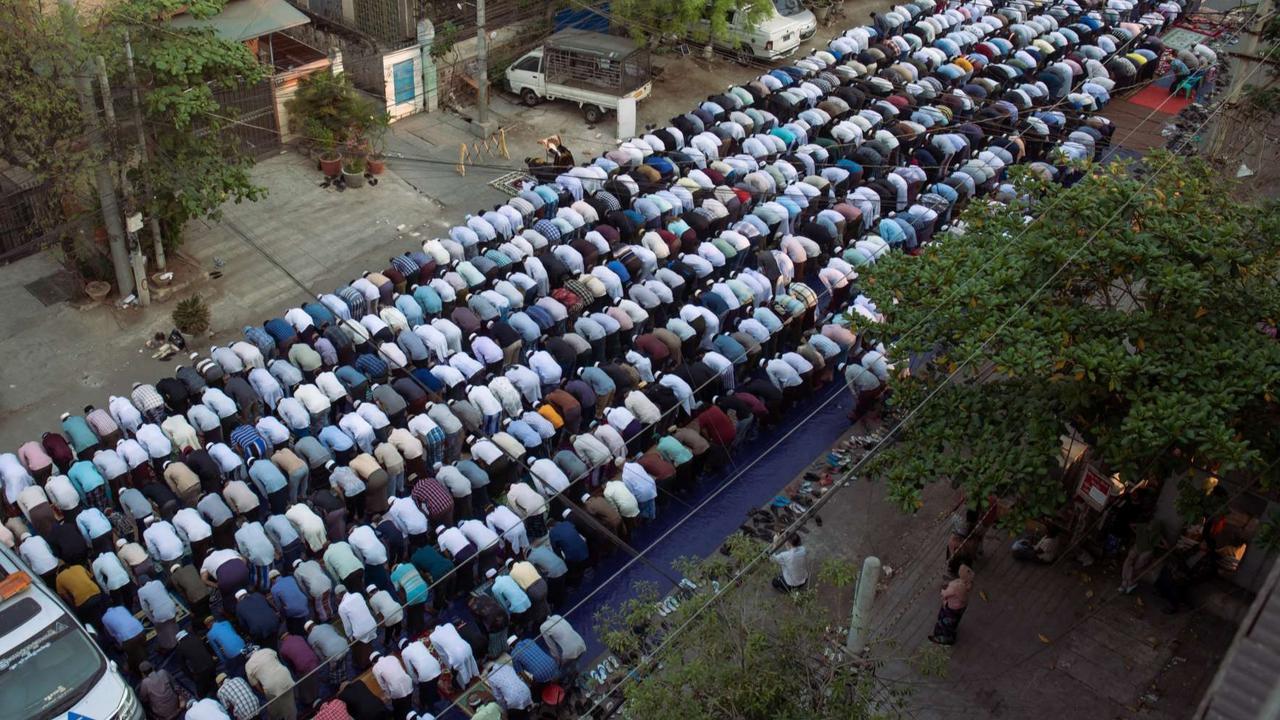 FOTO: Masjid Hancur Diguncang Gempa, Muslim Myanmar Gelar Salat Idulfitri di Jalanan