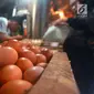 Penjual telur melayani pembeli di Pasar Minggu, Jakarta, Rabu (24/7). Harga telur ayam mengalami penurunan di angka Rp 26 ribu per kilo. (Merdeka.com/Imam Buhori)