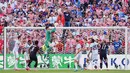 Kiper Belgia Thibaut Courtois  menangkap bola selama pertandingan babak 16 besar Piala Dunia sepak bola melawan Amerika Serikat di Seattle, Senin, 6 Juli 2026. (AP Photo/Manu Fernandez)