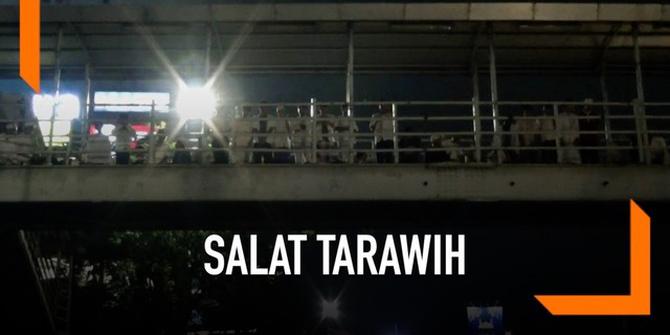 VIDEO: Tempat Terbatas, Warga Salat Tarawih di JPO