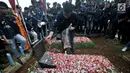 Mahasiswa Trisakti berziarah ke makam pejuang reformasi di TPU Tanah Kusir, Jakarta, Minggu (12/5/2019). Kegiatan itu untuk mengenang kembali empat mahasiswa Universitas Trisakti yang meninggal karena tertembak saat melakukan aksi memperjuangkan reformasi pada Mei 1998. (merdeka.com/Iqbal S Nugroho)