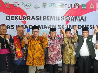 Ketua Umum Lembaga Persahabatan Ormas Islam (LPOI) Said Aqil Siradj (empat kanan) bersama sejumlah tokoh agama deklarasi Pemilu Damai di Jakarta, Jumat (22/3). LPOI menggelar deklarasi Pemilu Damai bersama 25 ormas keagamaan. (Liputan6.com/Angga Yuniar)