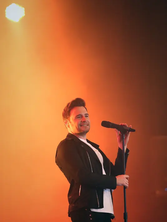 Melihat antusias yang begitu tinggi dari  para penggemarnya yang hadir saat itu, Shane Filan pun akhirnya berjanji untuk kembali lagi ke Indonesia suatu hari nanti. (Bambang E. Ros/Bintang.com)