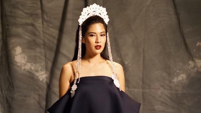 Mahkota Anggun di Kepala  Dian Sastro Ayu Ting Ting dan 