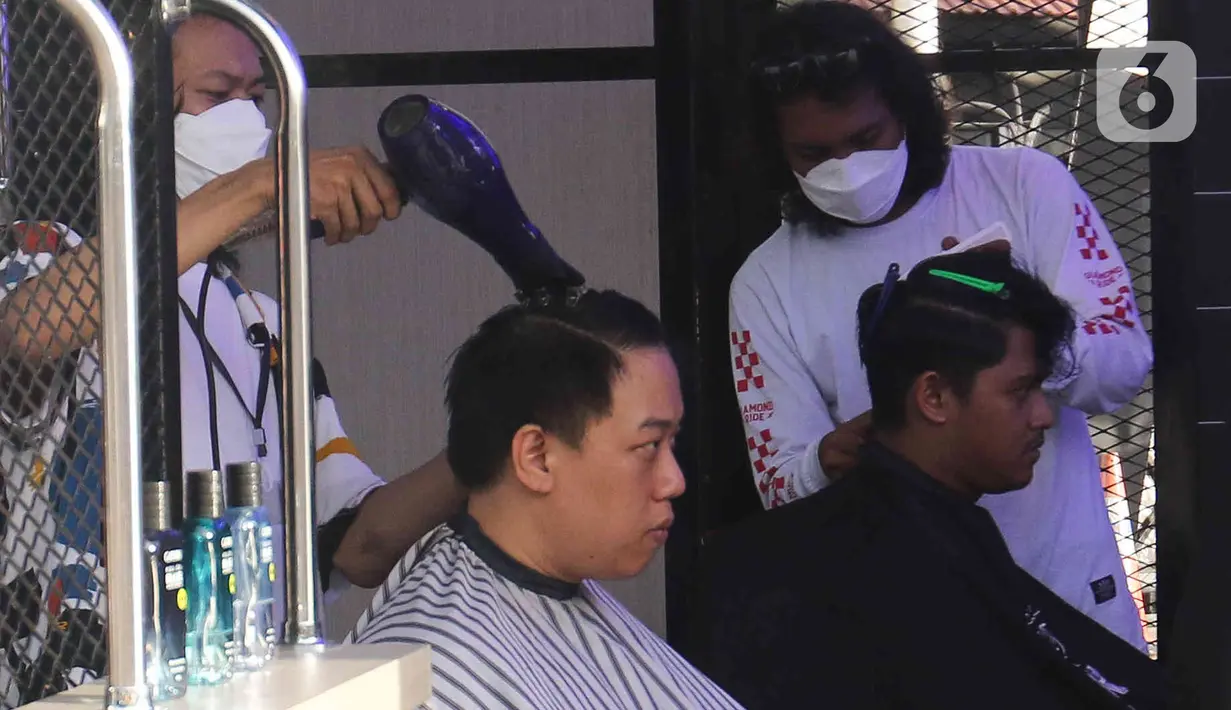 Para penonton sedang berada di area Everblast festival 2023 hari pertama di Gambir Expo Kemayoran, Jakarta Pusat, Sabtu (4/3/2023). Sejumlah artis musik dijadwalkan tampil di hari pertama festival yang digelar Akselerasi Entertainment tersebut, salah satunya adalah band Simple Plan. (Liputan6.com/Herman Zakharia)