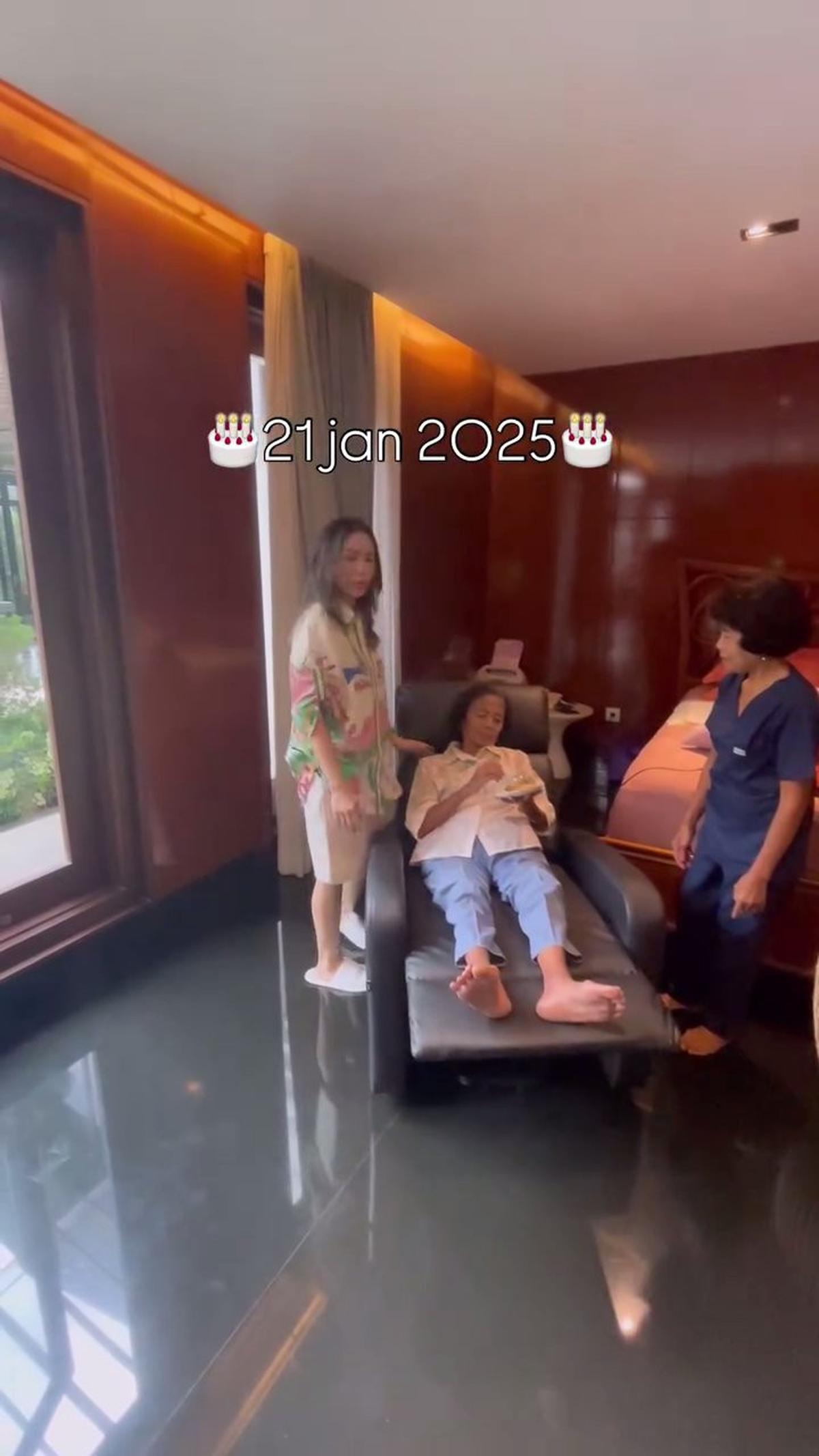 7 Potret Momo Geisha dan Anak Beri Hadiah Ulang Tahun ke Opung, Kadonya Besar Banget Ternyata Ini Isinya