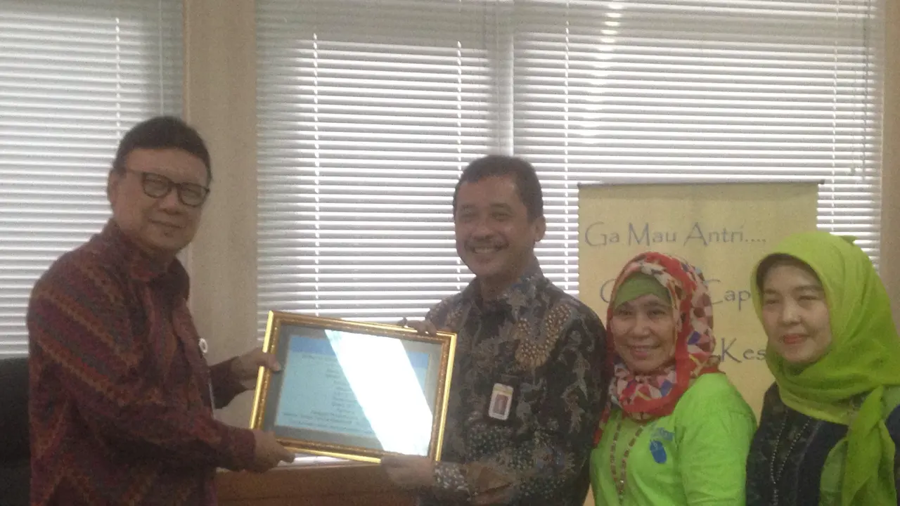 Menteri Dalam Negeri (Mendagri) Tjahjo Kumolo menyambangi Kantor Pajak di Kantor KPP Pratama Pancoran untuk melaporkan SPT pada Jumat (31/3/2017). (Liputan6.com/Ditto Radityo)
