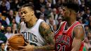 Pemain Chicago Bulls, Jimmy Butler #21 menghadang laju pemain Boston Celtics, Gerald Green #30 pada laga NBA basketball game di TD Garden, Boston, (2/11/2016). Boston menang 107-100. (Maddie Meyer/Getty Images/AFP)