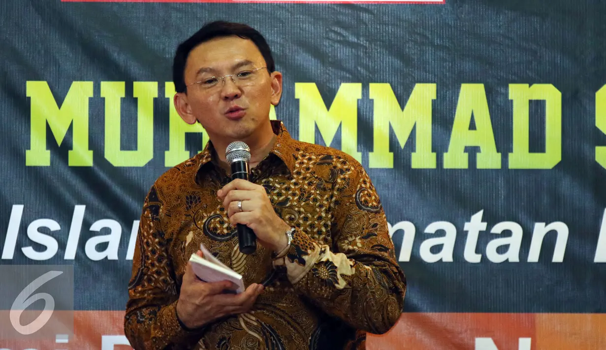 Cagub DKI Jakarta, Basuki Tjahaja Purnama memberi pernyataan saat peringatan Maulid Nabi Muhammad SAW 1438H di Jakarta, Minggu (15/1). Acara digelar secara terbuka dihadiri ratusan anggota Relawan Nusantara. (Liputan6.com/Helmi Fithriansyah)