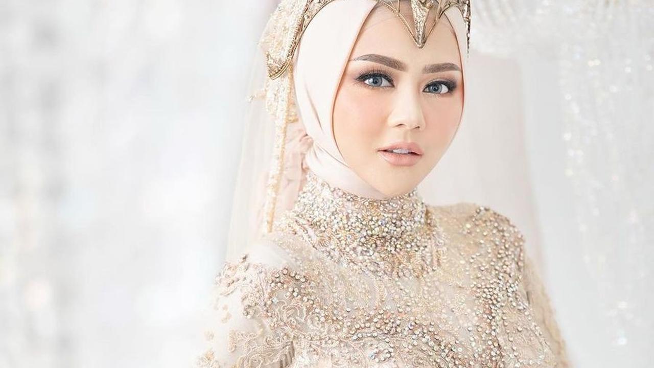 Banjir Pujian Jadi Juri D'Academy6, 8 Foto Jenita Janet Makin Stylish Setelah Berhijab
