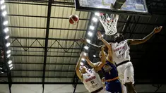 Pebasket Satria Muda Pertamina, Juan Laurent Kokodiputra (tengah) dihadang pebasket Rans PIK Basketball pada laga IBL 2022 di Hall Basket GBK, Jakarta, Rabu (19/01/2022). Satria Muda menang dengan skor 64-32. (Bola.com/M Iqbal Ichsan)