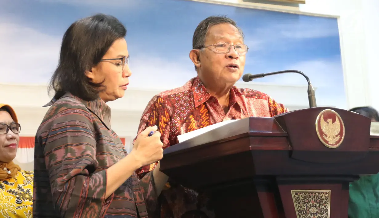Menteri Koordinator Bidang Perekonomian Darmin Nasution (kanan) didampingi Menkeu Sri Mulyani (tengah) dan perwakilan OJK Nurhaida (kiri) saat meluncurkan Paket Kebijakan Ekomomi XVI di Kantor Presiden, Jakarta, Jumat (16/11). (Liputan6.com/Angga Yuniar)