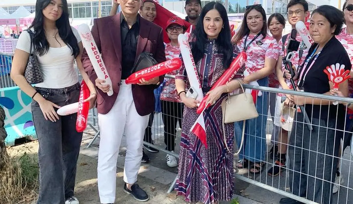 Ia juga membawa shoulder bag warna hitam. Serta memadukan pakain dengan sneakers putihnya.  [@annisayudhoyono]