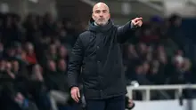 Pelatih Chelsea, Enzo Maresca, memberikan instruksi selama laga Liga Champions melawan Atalanta di Bergamo, Italia, Rabu, (10/12/2025). (AP Photo/Antonio Calanni)