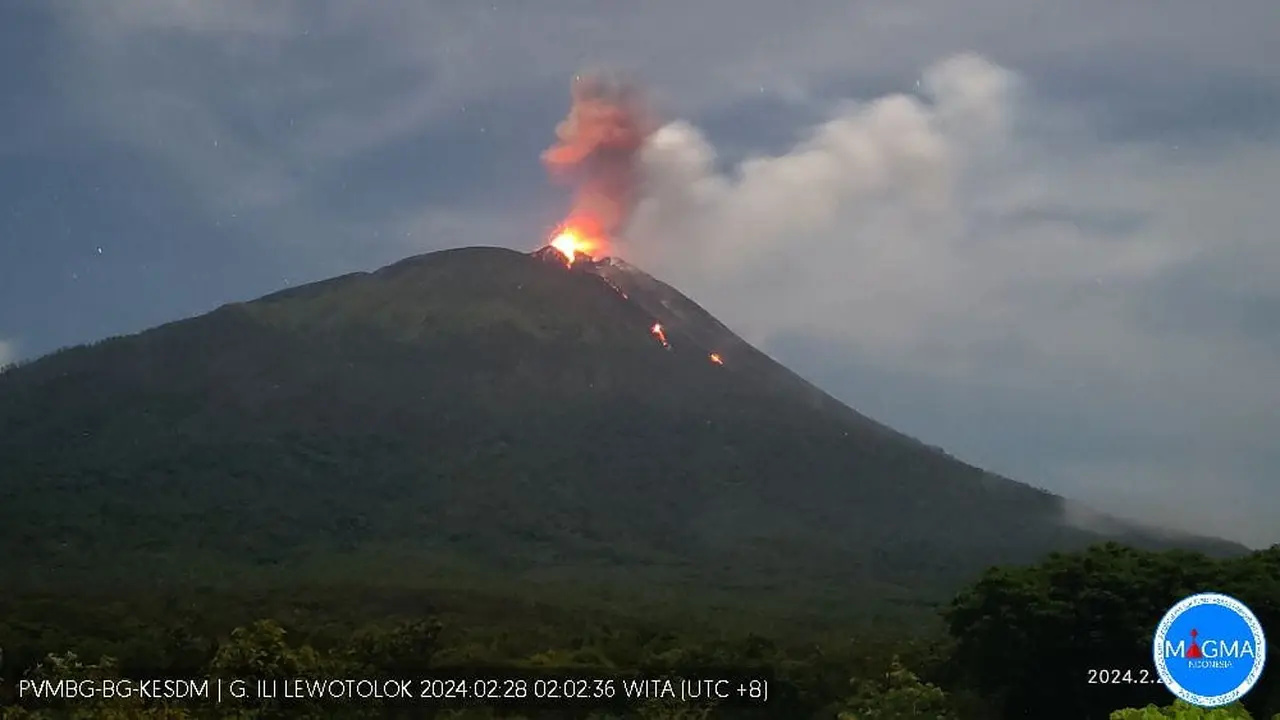 Gunung Ili Lewotolok Meletus