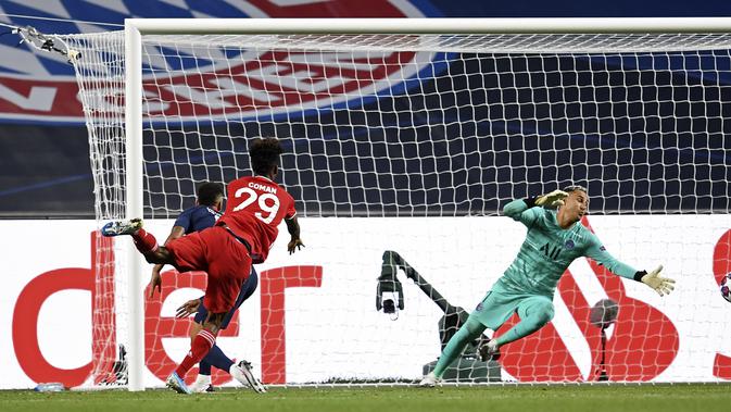 Pemain Bayern Kingsley Coman, kiri, mencetak gol pembuka melawan penjaga gawang PSG Keylor Navas, kanan, pada pertandingan final Liga Champions antara Paris Saint-Germain dan Bayern Munich di stadion Luz di Lisbon, Portugal, Minggu, 23 Agustus 2020. (Davi
