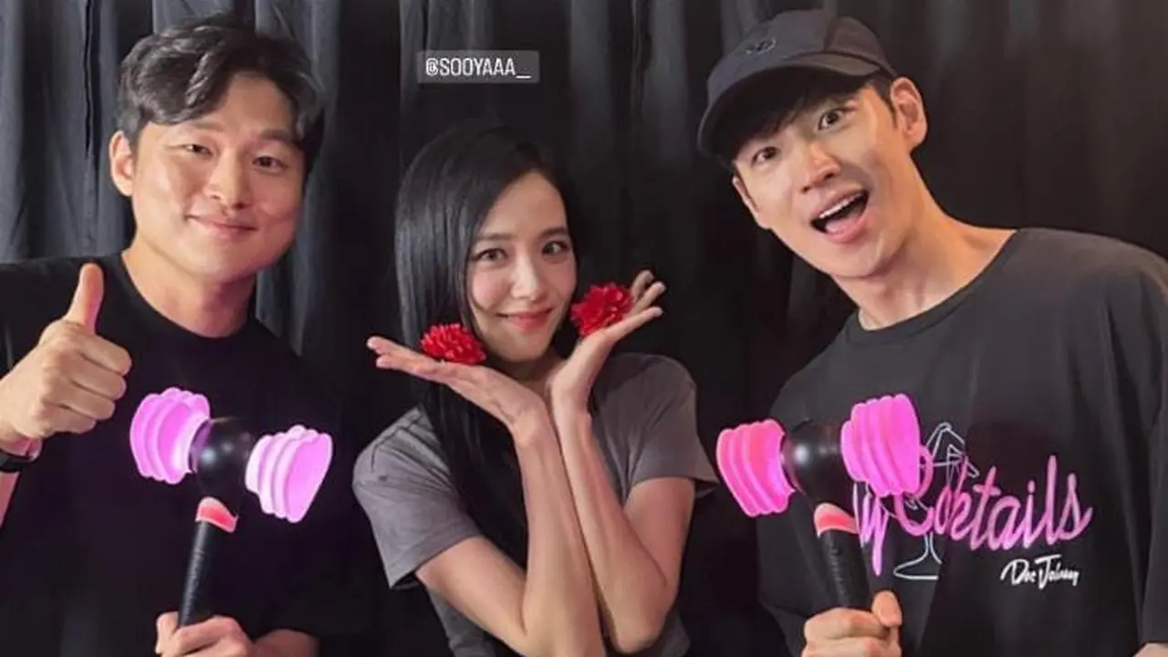 Momen Lee Je Hoon, Jisoo, dan Yoon Sung Hyun di backstage konser final BLACKPINK