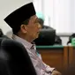 Mantan Bupati Bangkalan Fuad Amin mendengarkan pembacaan vonis oleh Majelis Hakim di Pengadilan Tipikor, Jakarta, Senin (19/10). Terdakwa penerima suap kasus jual beli gas alam Bangkalan itu divonis delapan tahun penjara. (Liputan6.com/Helmi Afandi)