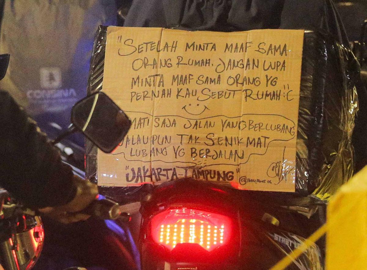 FOTO: Sambil Tidur di Motor, Warga Antri Masuk Kapal Di Puncak Arus Mudik Ciwandan