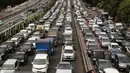 Suasana arus lalu lintas  di sepanjang tol dalam kota yang mengalami kemacetan, Jakarta, Kamis (24/12/2015). Kemacetan ini terjadi hingga ke jalan-jalan tol yang mengarah keluar Jakarta. (Liputan6.com/Angga Yuniar)